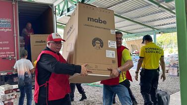 Padre Sergio se fue a repartir lavadoras, ropa y comida a los afectados por las inundaciones