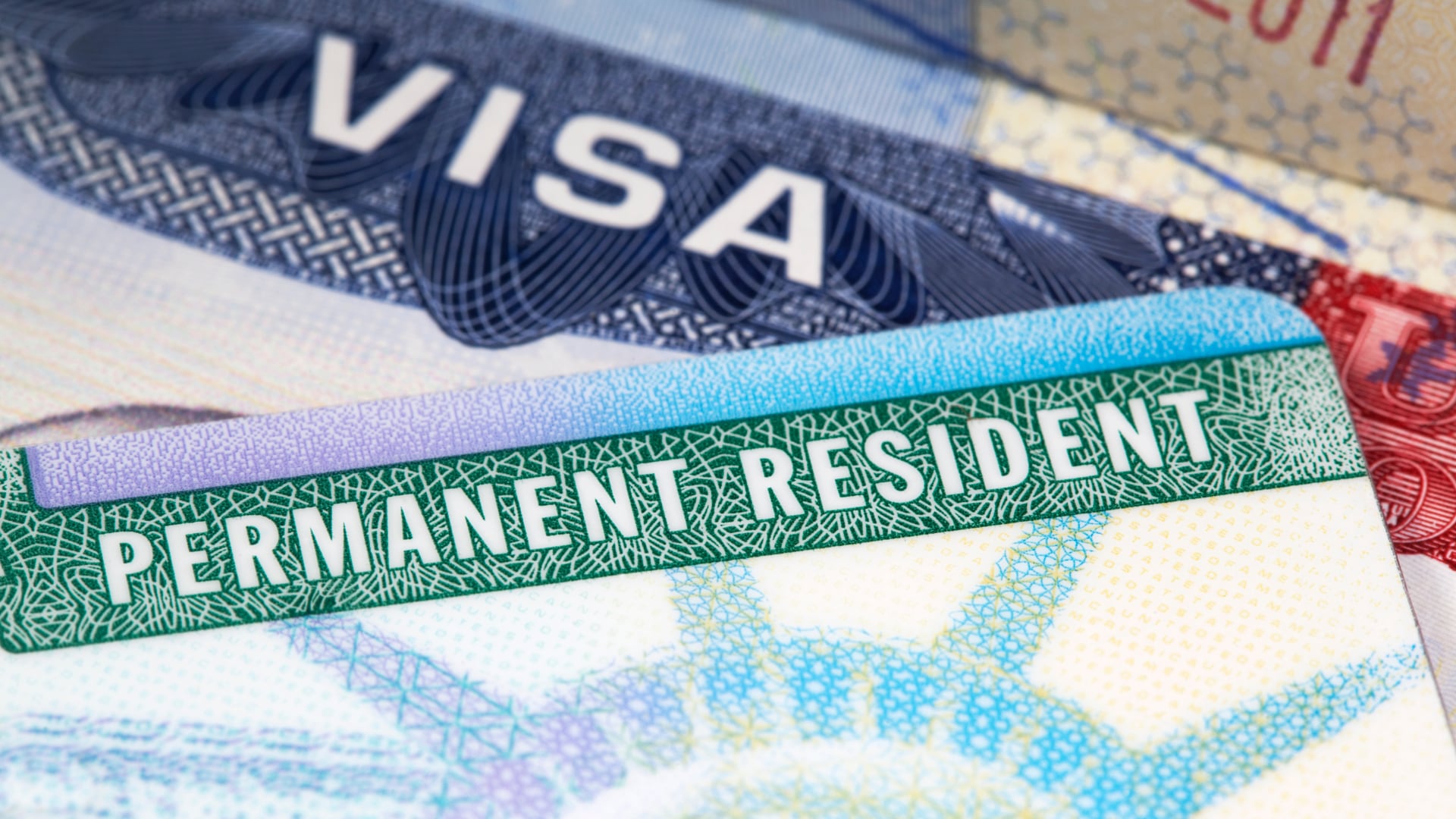 Conozca qué documentos pide el USCIS a los residentes permanentes que salen de EE. UU. y cómo evitar perder la green card.