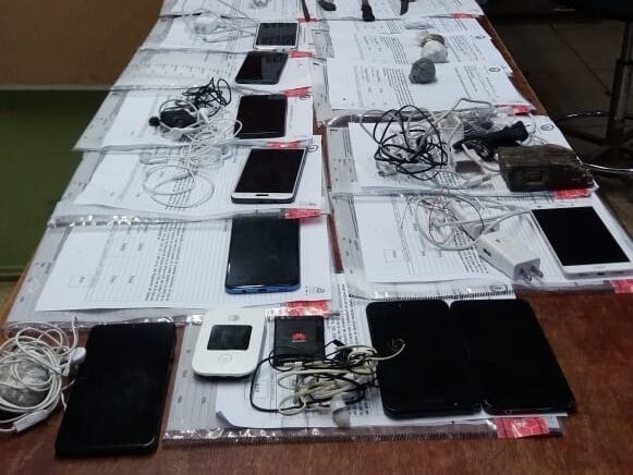 Decomisan 17 celulares en la cárcel La Reforma. Foto Policía Penitenciaria