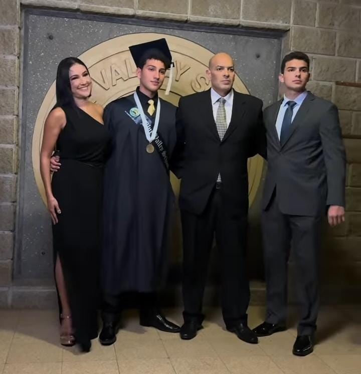 A Nancy Dobles se le graduó su hijo menor