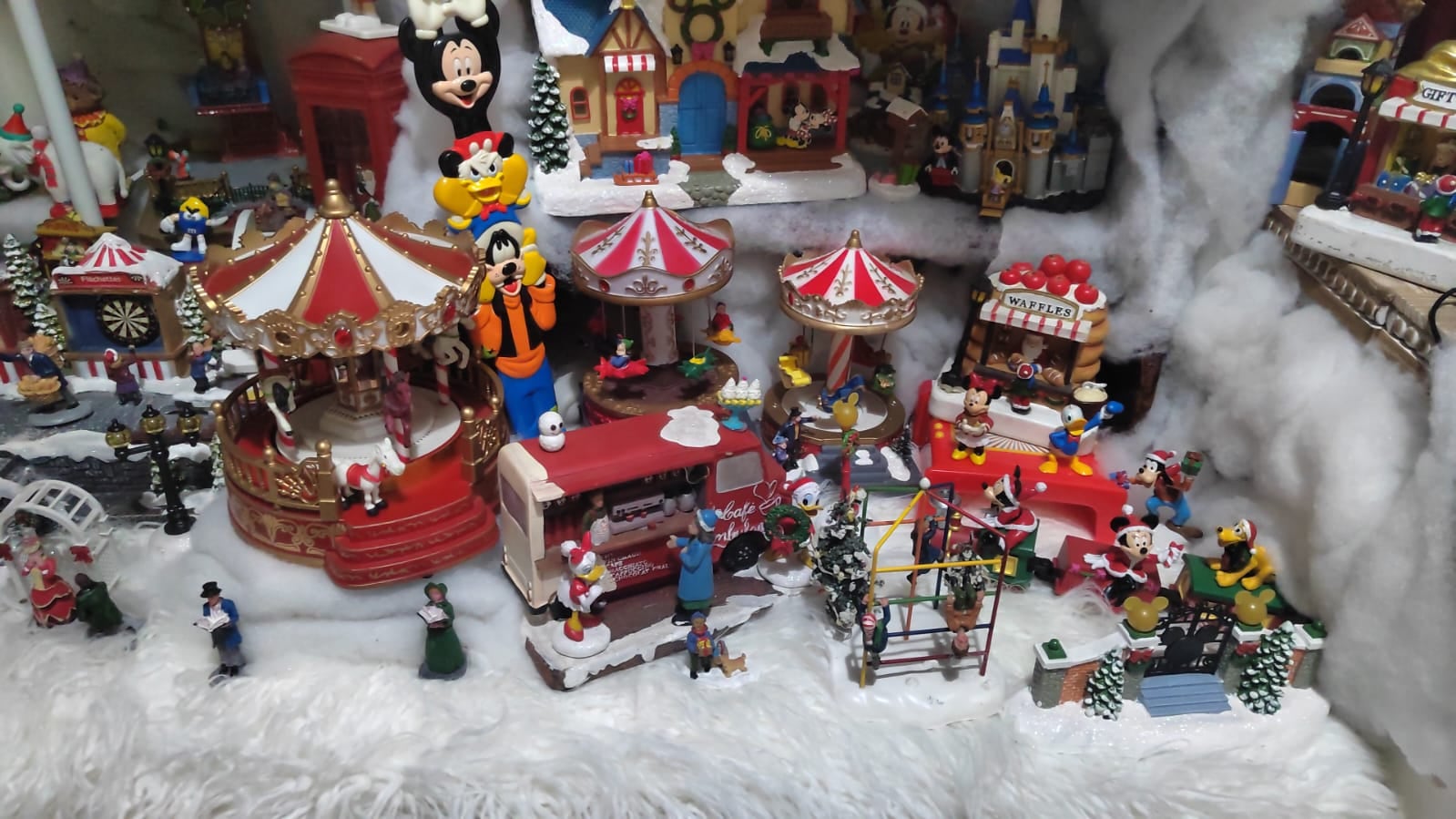 Doña Lorena Girón convirtió su casa en una enorme villa navideña con unas 600 casitas. Para ella la Navidad comenzó el 1 de agosto cuando inició la decoración que terminó de acomodar el pasado 8 de setiembre