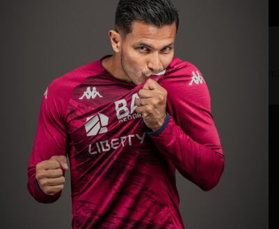 Deyver Vega ya hizo una sesión de fotos con la camisa del Saprissa.