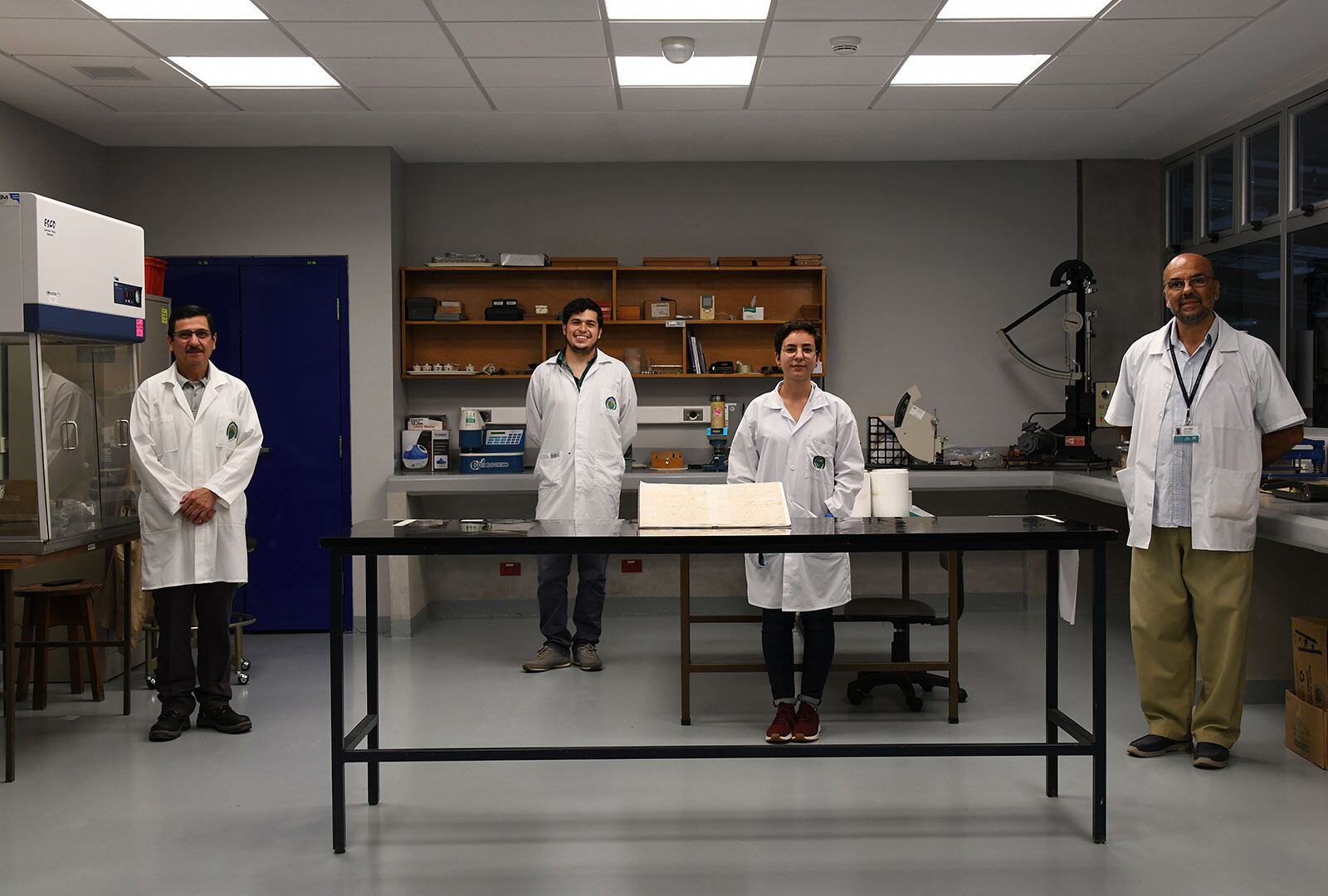 El Acta de la Independencia de Costa Rica, firmada el 29 de setiembre de 1821 fue restaurada en el 2021. La UCR con sus laboratorios realizaron análisis químicos, biológicos y físicos. Una de las características más interesantes de este proyecto es que se desarrolla en conjunto con profesionales de las facultades de Ciencias Básicas, Ingeniería y Artes y Letras. En la imagen aparecen en orden usual: Pedro Rojas, Agustín Solano, Paola Agüero y Carlos Pacheco. Foto: Laura Rodríguez.