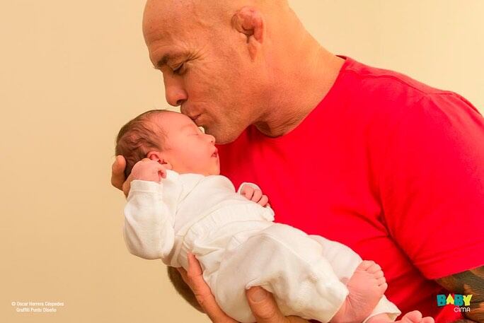 Exmodelo y presentadora Kathryn Arbenz y sus hijos.