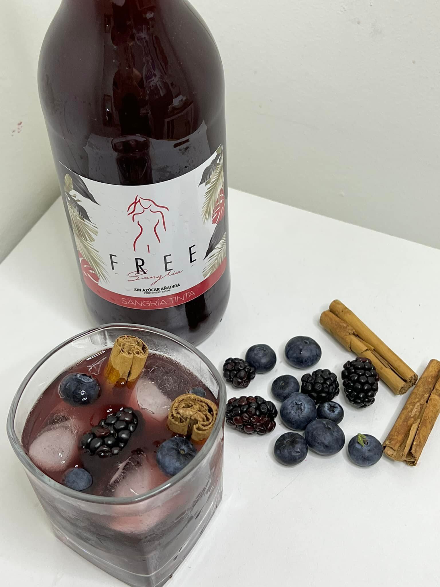 Génesis Solano Márquez tiene 28 años y una determinación que impresiona. Esta joven vecina de San José es la mente, el corazón y las manos detrás de Free Sangría, una marca nacional de bebidas sin azúcar que nació en plena pandemia