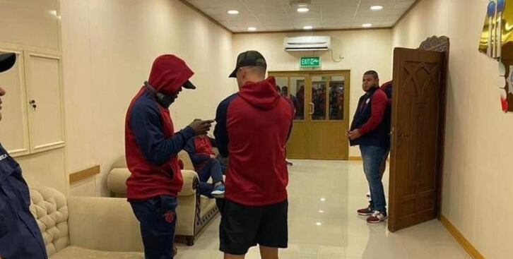 La Selección Nacional estuvo por varias horas en la frontera entre Kuwait e Irak. Facebook Yashin Quesada.