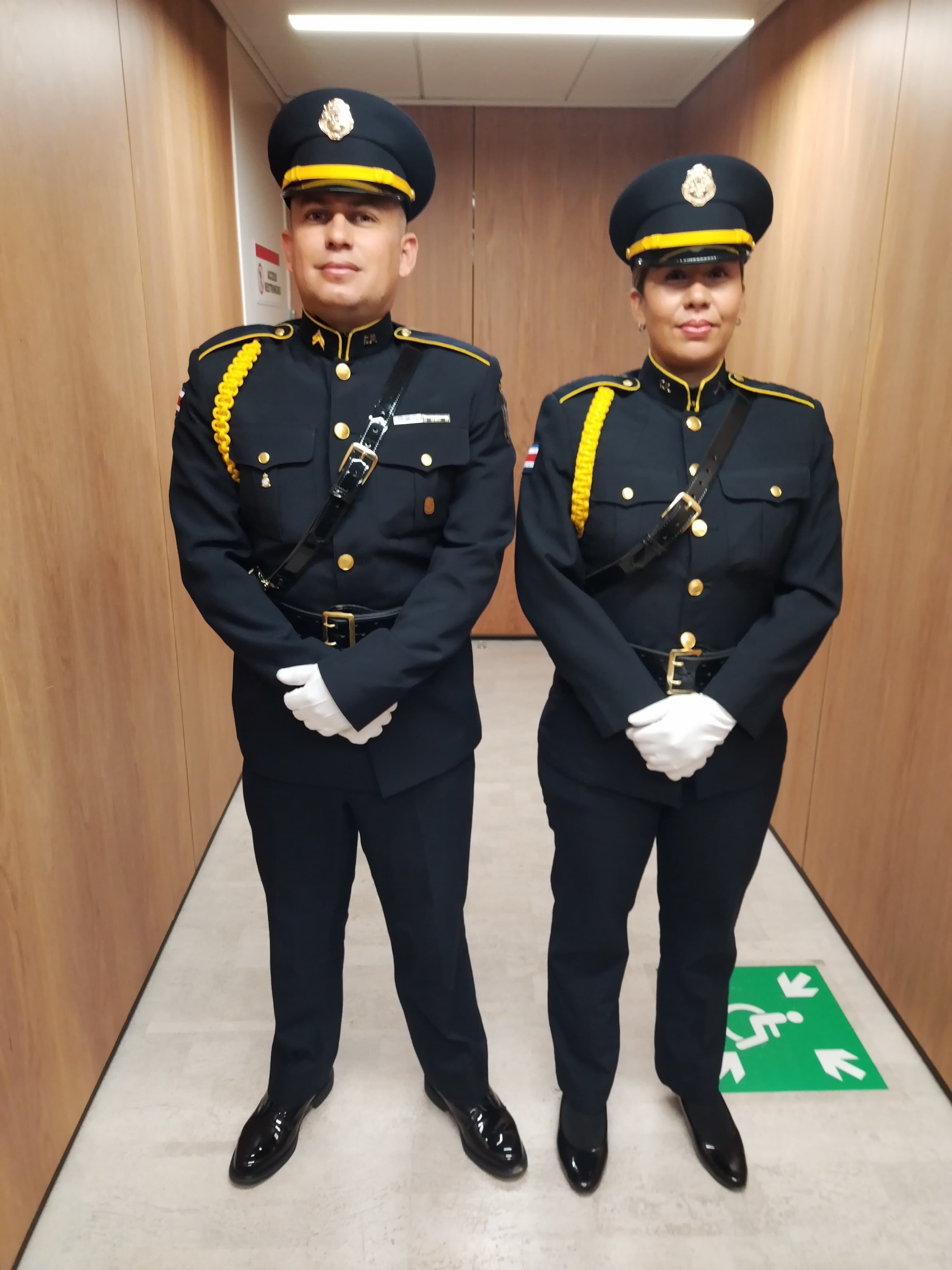 William Azofeifa y Cherry Zeledón, miembros de la Guardia de Honor del Ministerio de Seguridad Pública, presentes en la Asamblea Legislativa el 1 de mayo del 2024