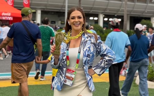 Gabriela Jiménez junto al "fenómeno" Ronaldo, exjugador brasileño.