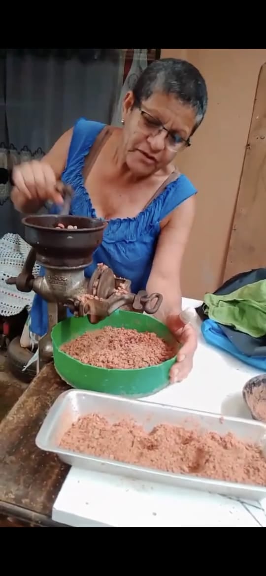 Gerardina Segura cuida actualmente a más de 40 perros rescatados en Cartago.