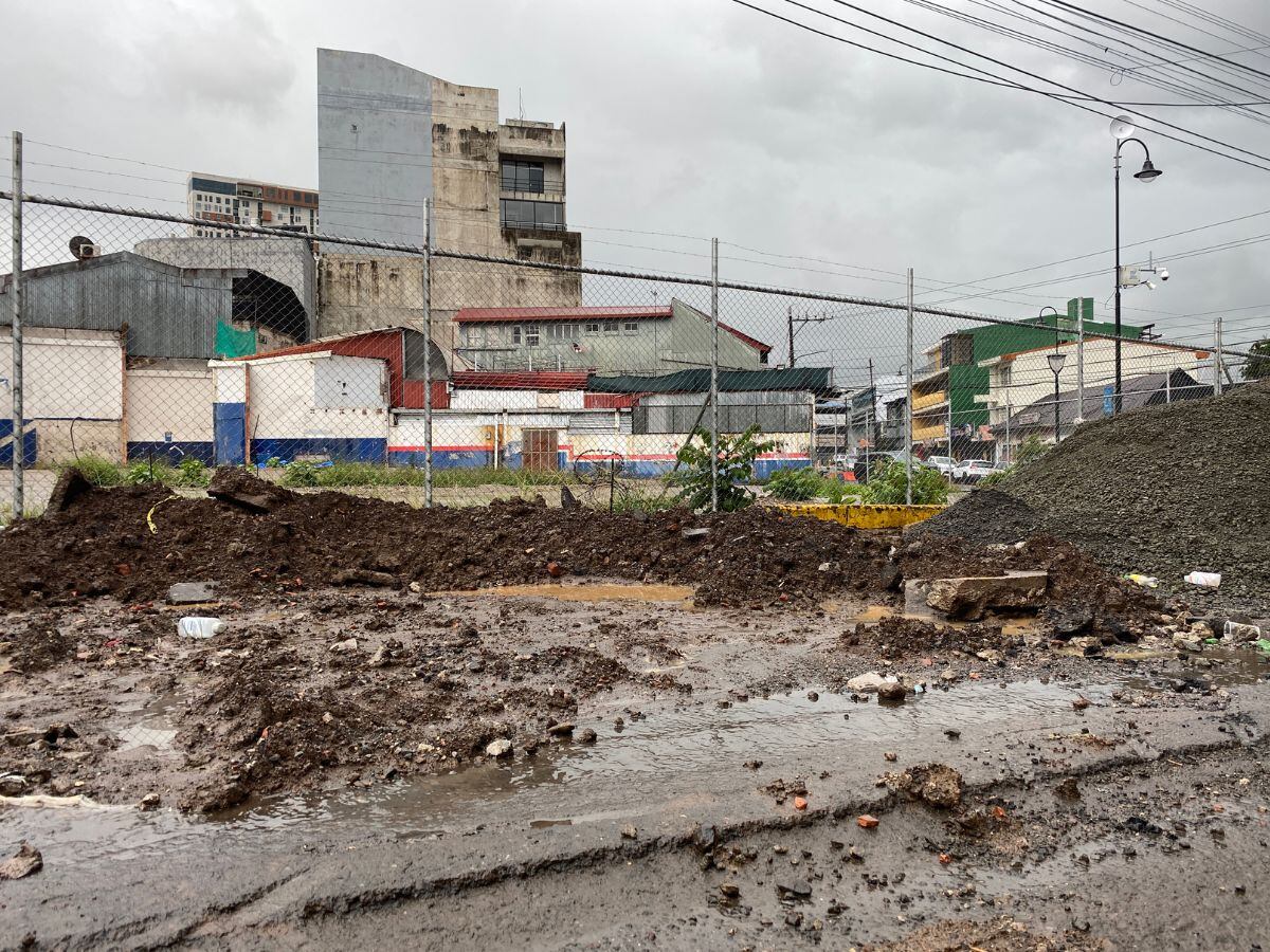 Los charcos de lodo están a la orden del día y, en las noches, las personas se paran en ellos.