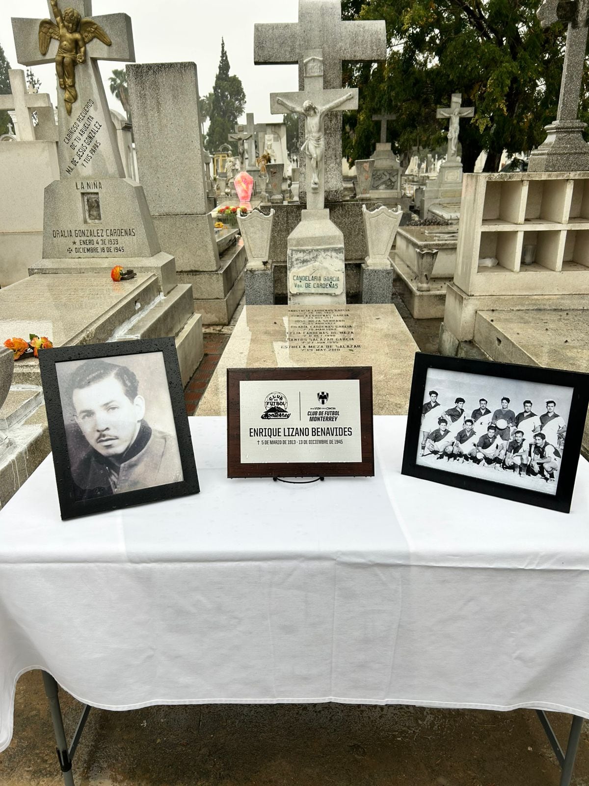 Enrique Lizano fue un costarricense que jugó para el Herediano y falleció en México en 1945 jugando para el Monterrey.