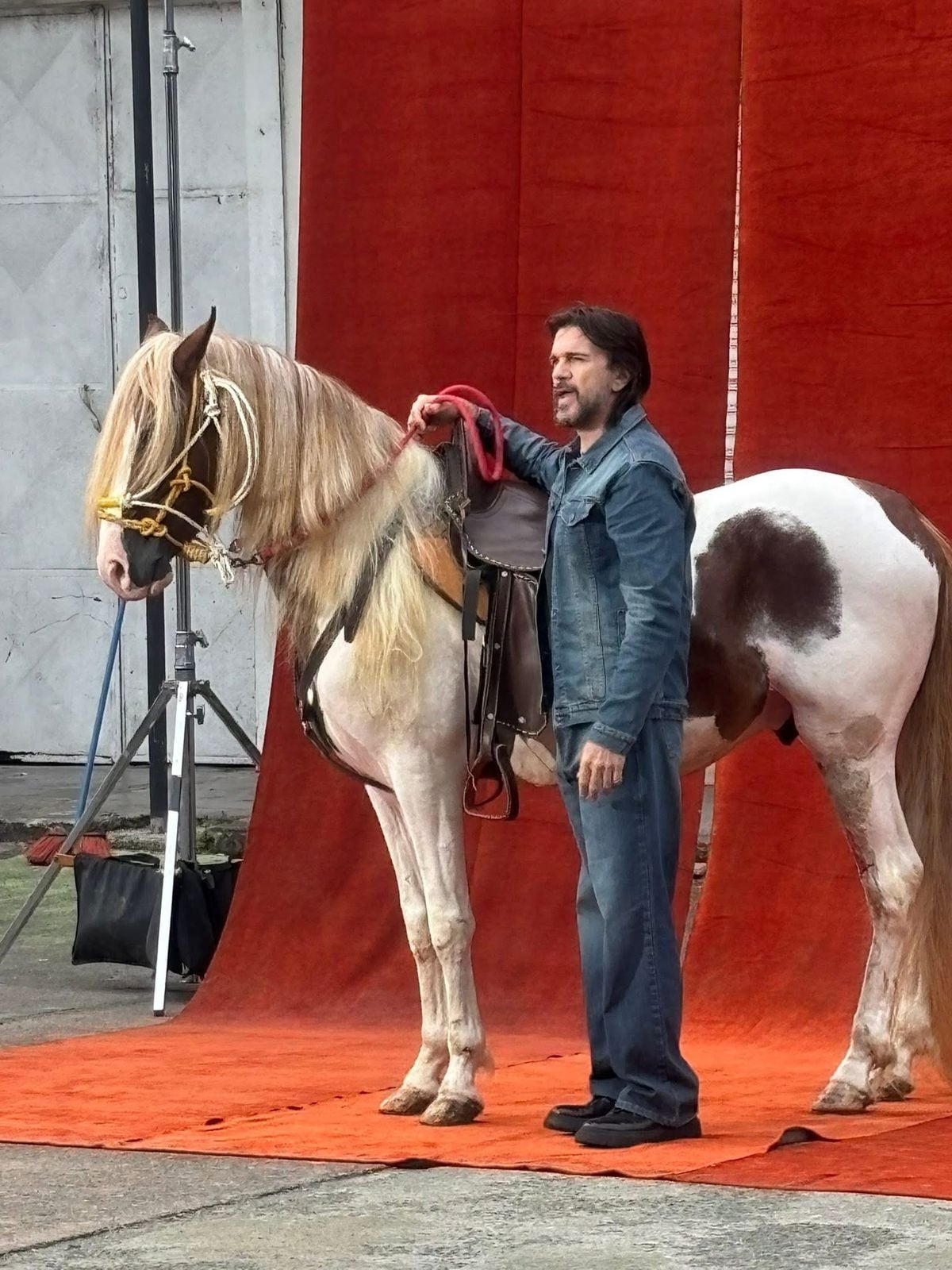 Juanes en Costa Rica, el cantante colombiano está este 10 de octubre de 2025 grabando por el parque Vargas su nuevo videomusical.