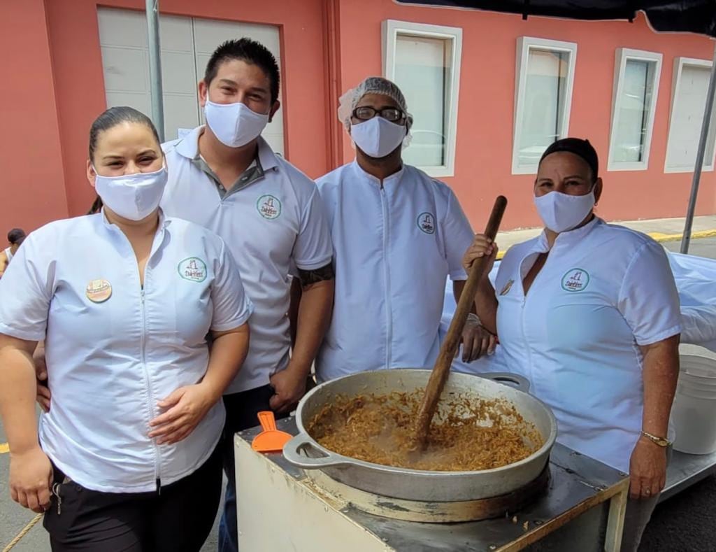 El domingo 2 de abril, en Desamparados, como parte de las actividades de la octava edición de la Feria de la Cajeta Desamparados 2023, se preparará la cajeta de coco más grande de la historia de Costa Rica. En la foto la familia Carvajal-Padilla que hará la cajetota.