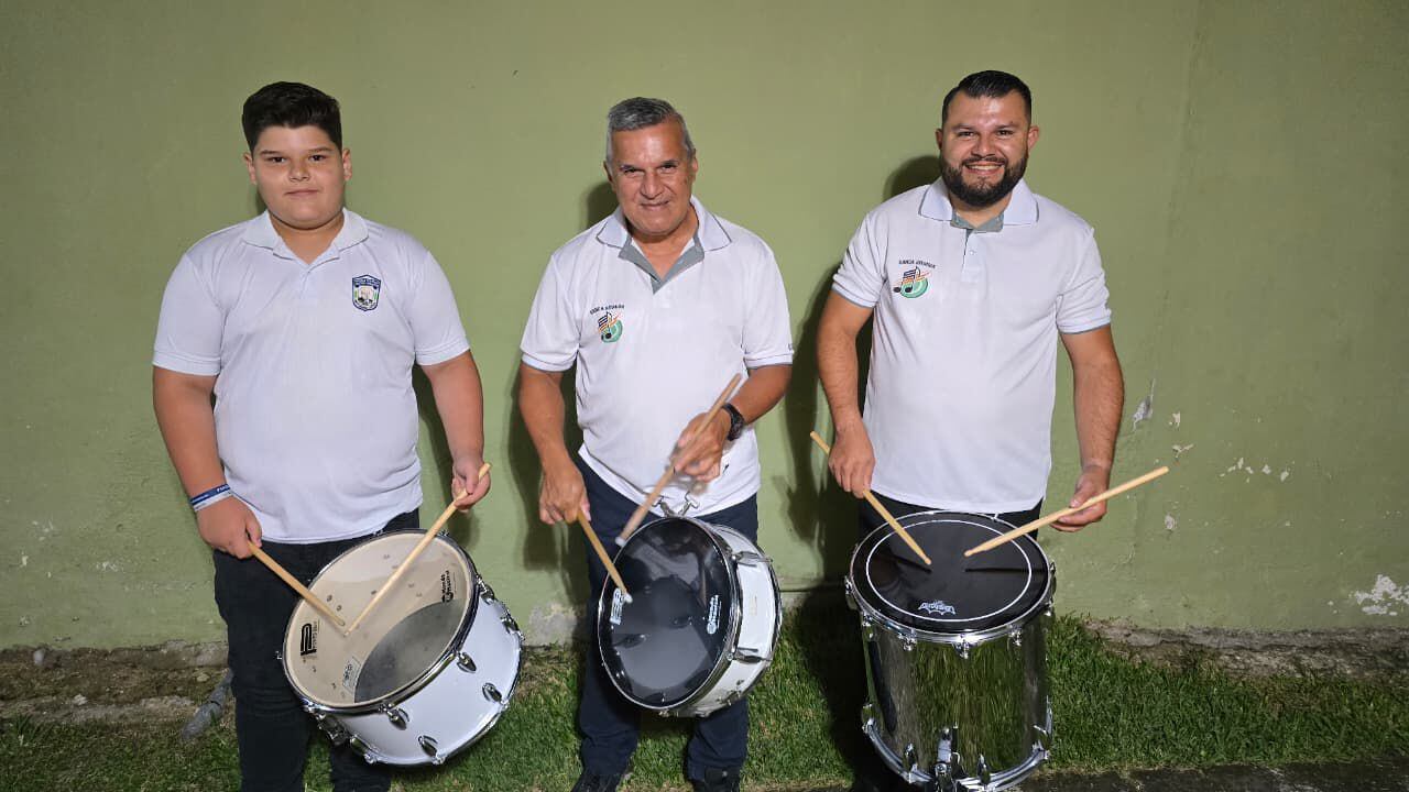 Don Manuel Olivares Ortega, de 59 años, desfilará este 15 de setiembre por primera vez después de 42 años, y lo hará acompañado de su hijo, Manuel Andrés, y de su nieto, Axel, todos formando parte de la Escuela Domingo Faustino Sarmiento de Dulce Nombre de Cartago.