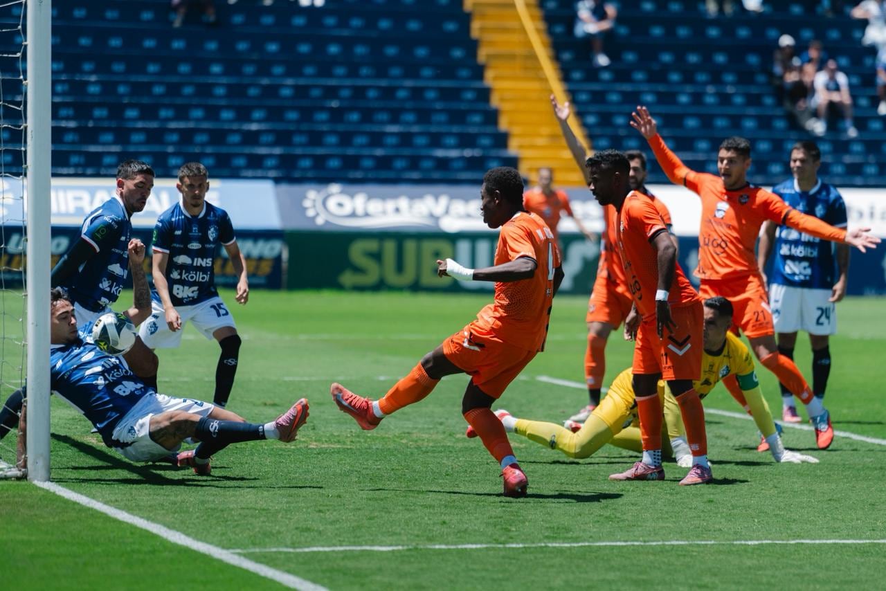 El duelo entre Puntarenas FC y Cartaginés fue de emociones fuertes, los brumosos terminaron ganando 3 a 2 a los porteños.