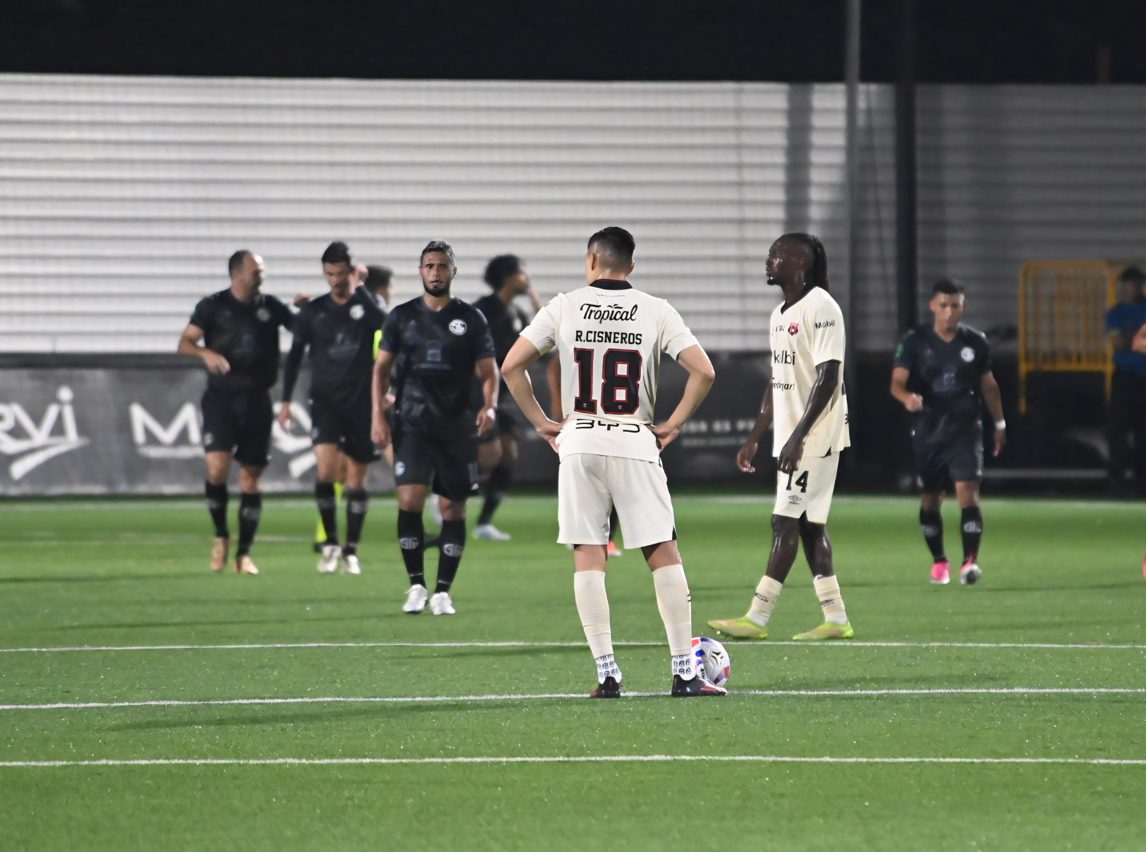 25 de julio del 2026. Estadio Puente de Piedra, Grecia. 20:00 hrs. El equipo Sporting FC se enfrenta a la Liga Deportiva Alajuelense en la jornada 1 del Torneo de Apertura del Campeonato Nacional de fútbol de Primera División. En la foto: los técnicos Andrés Carevic (Sporting) e Ismael Rescalvo (LDA). Acciones durante el juego. Foto: Albert Marin.