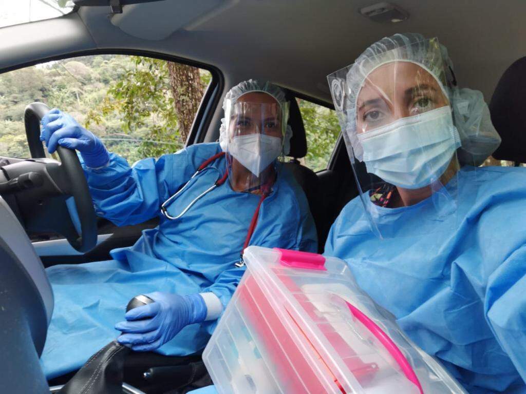 Karla Beckberger González, de 43 años, vecina de Tres Ríos, quien tiene 18 años trabajando en la Caja y la doctora en enfermería, Melissa Calderón Ureña, de 29 años, con 7 de servir en la Caja y de Palmichal de Acosta, son quienes todas las mañanas, con sus botas bien puestas se van en un pick up hasta donde la carretera se los permita y cuando el camino se pone rudo, se bajan y comienzan a caminar y así poder cumplir con el programa de visita domiciliar de la Clínica del Dolor y Cuidados Paliativos de Acosta.