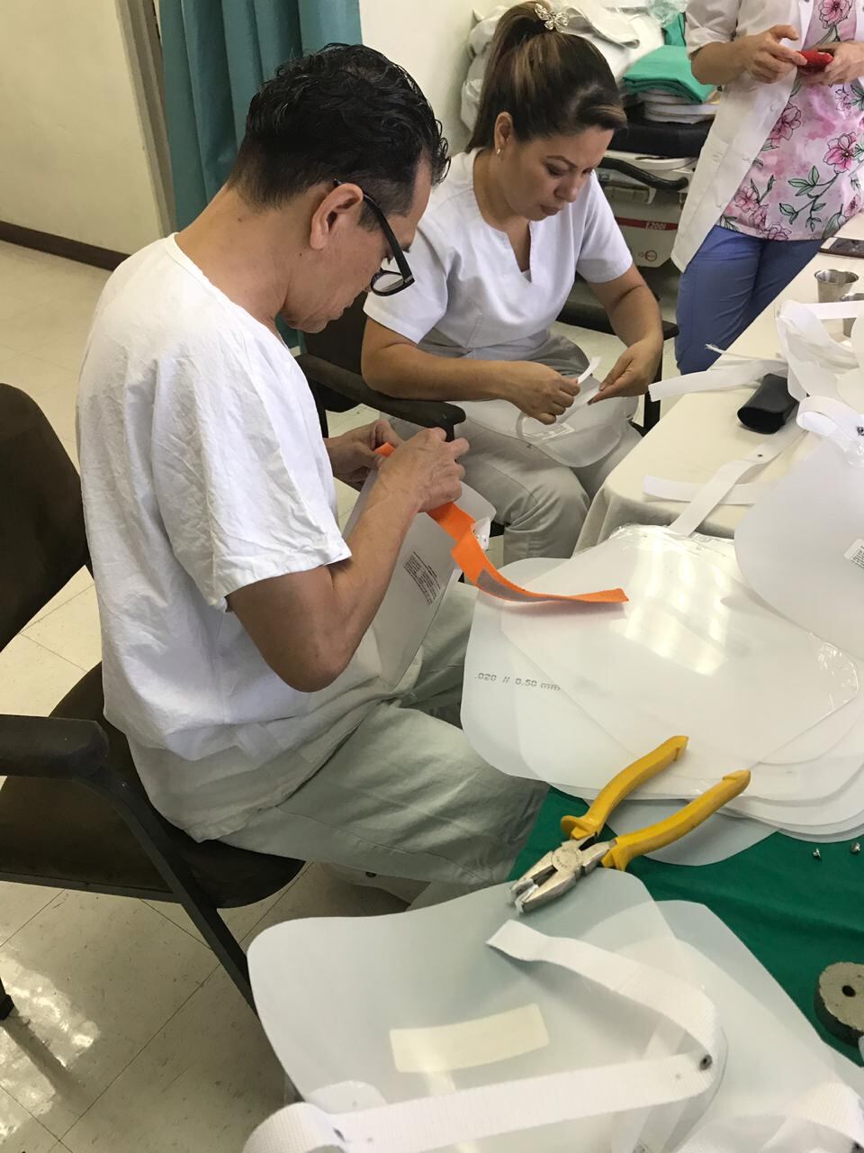 Abuelitos estarán protegidos con caretas faciales en el Blanco Cervantes