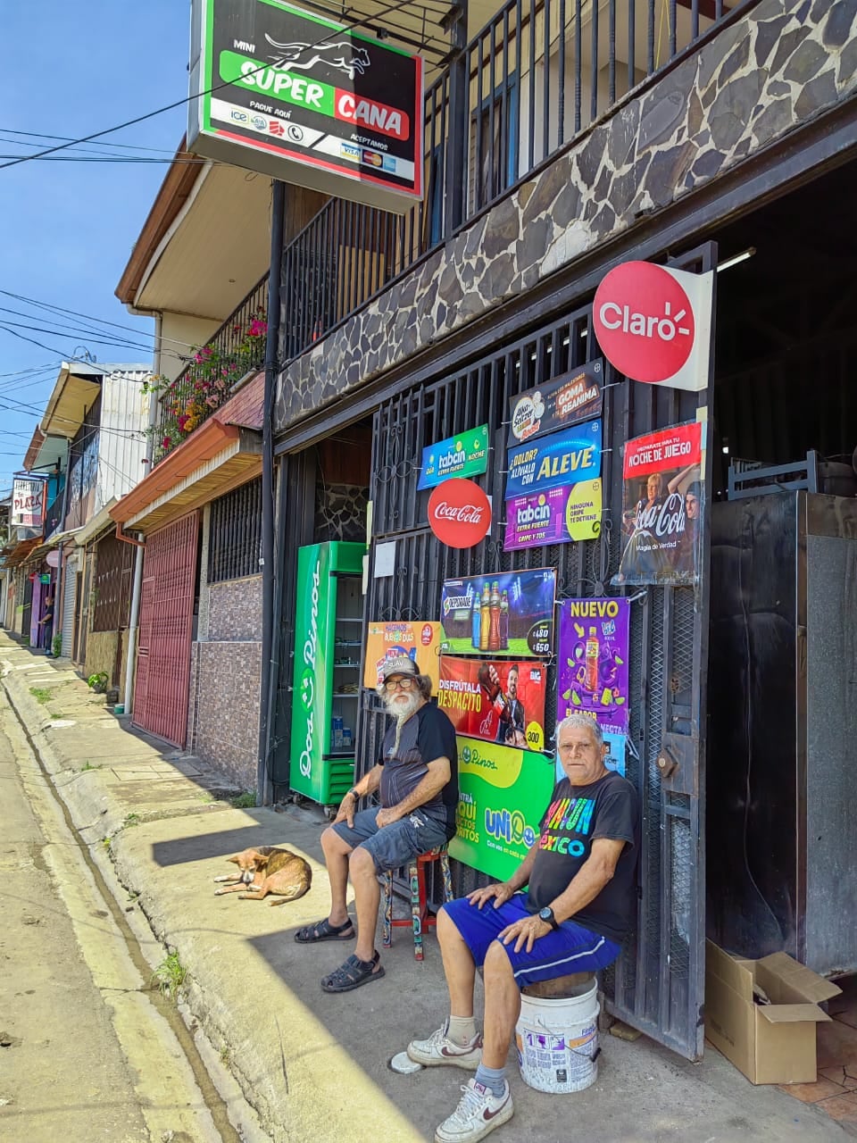El pasado 25 de abril del 2022 la construcción de un pulmón verde, el nuevo Parque Corina Rodríguez 1986, en la urbanización Corina Rodríguez de San Felipe de Alajuelita. En la foto, afuera del Super Cana, don Carlos Rojas Fernández, el dueño, primero de derecha a izquierda y don Guillermo Bastos