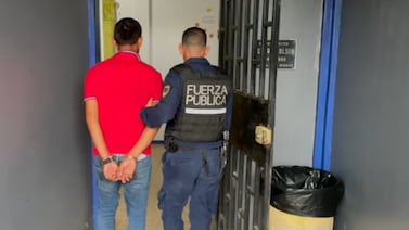 Detienen a hombre con tobillera que aparentemente manejaba borracho en San Carlos