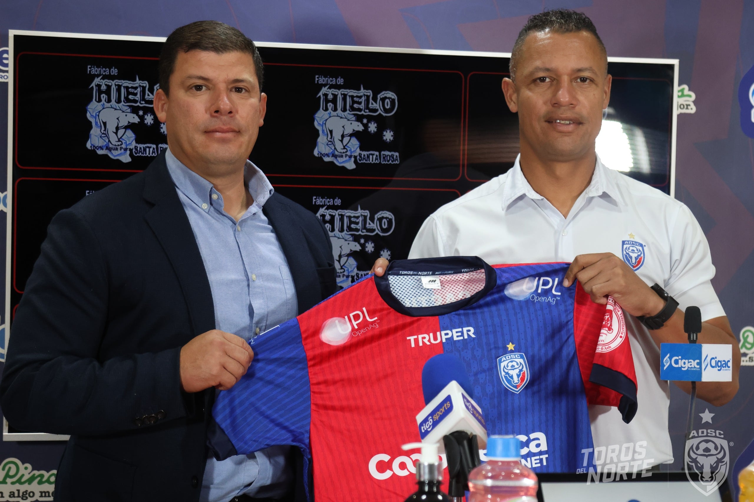 Roberto Castro fue presentado como nuevo entrenador de los norteños. Prensa SC.