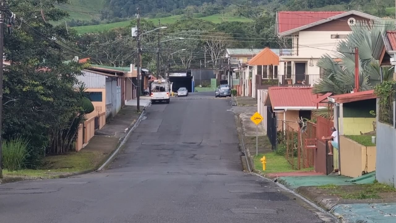 En barrio San Martín de Ciudad Quesada, los vecinos  comentaban la tragedia familiar donde falleció el sujeto de 33 años. Foto: Edgar Chinchilla.