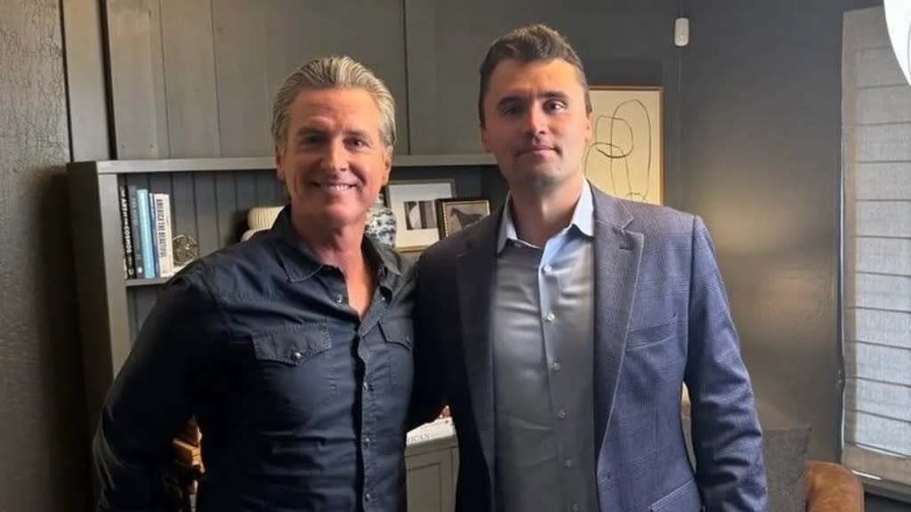 En la imagen el gobernador de California, Gavin Newsom, y el comentarista político y escritor, Charlie Kirk, luego de su entrevista para This is Gavin Newsom.
