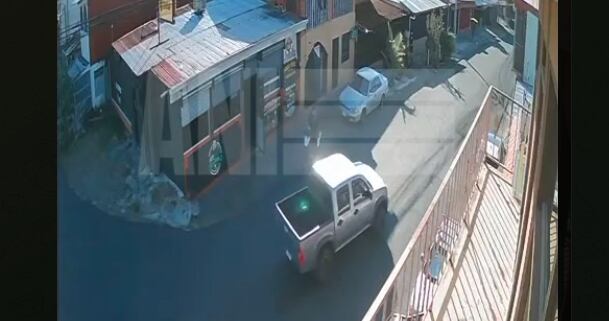Cámara graba pick up gris utilizado para disparar contra jóvenes en Lotes Solís, cerca de la escuela Pacto del Jocote en Alajuela. Foto: Captura de video/ANI