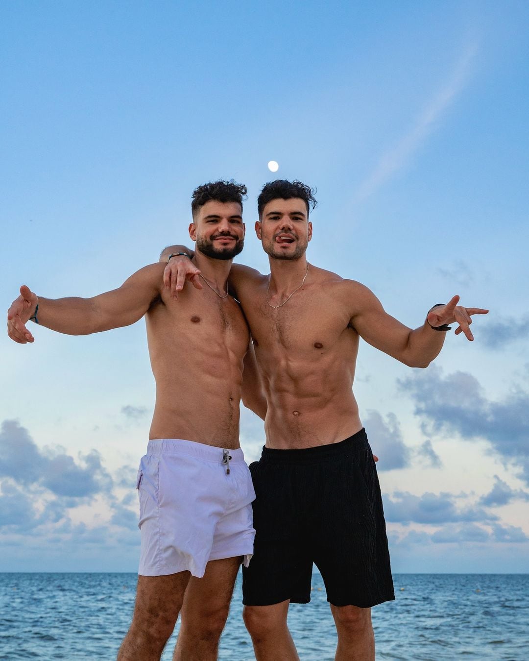 Douglas y Esteban Castillo salieron esta semana en redes muy cerquita de unas guapas y muy sexis gemelas puertorriqueñas quienes son muy famosas por razones diferentes.