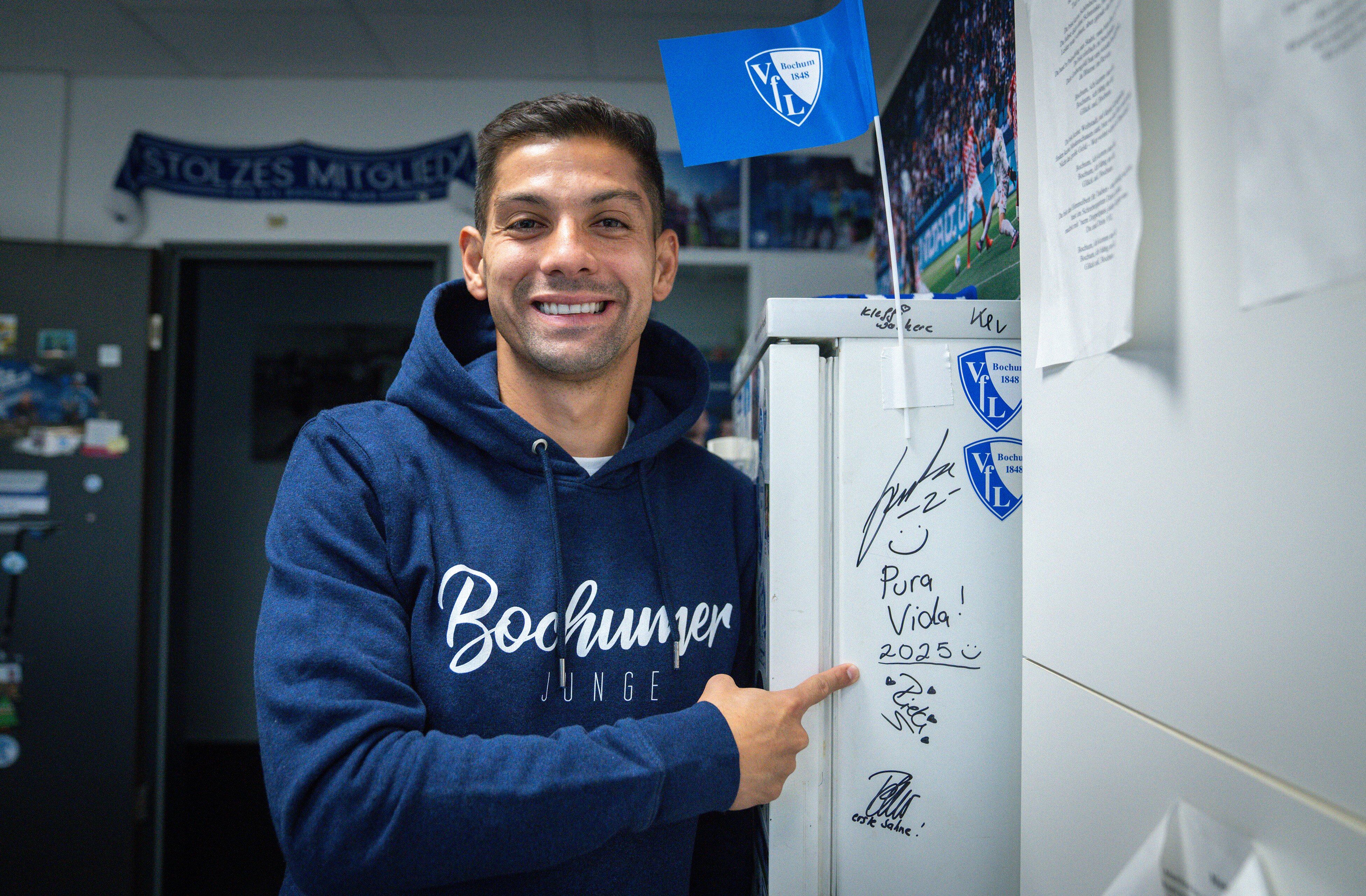 Así mostró Cristian Gamboa su extensión de contrato con el Bochum.