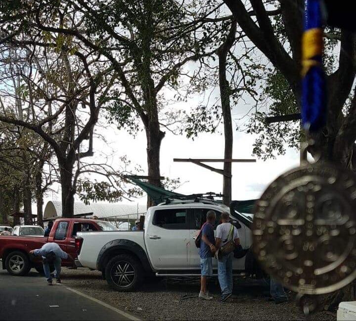 En este carro blanco permanecía el fallecido, mientras que en el pick up rojo lo siguió el sospechoso de matarlo. Foto: suministrada por Shirley Vásquez.