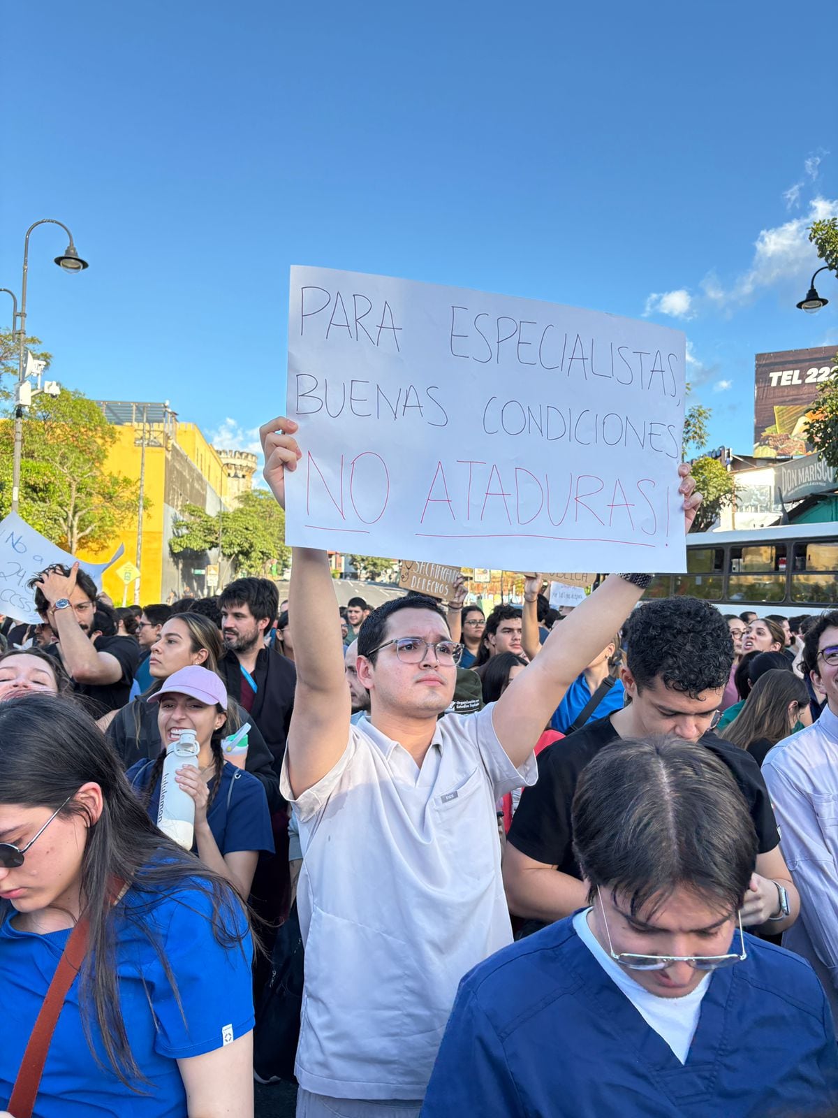 El gremio de médicos y estudiantes de medicina se manifestó frente a la Asamblea Legislativa, en San José, en contra de un proyecto de ley que consideran atenta contra sus derechos laborales y profesionales. Foto: Steven Valenciano para La Teja