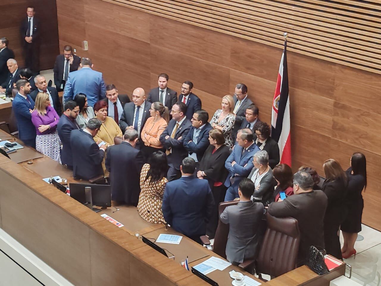 Debate reglado de los diputados en respuesta a Rodrigo Chaves, quien renunció a sus propios proyectos de seguridad ciudadana.