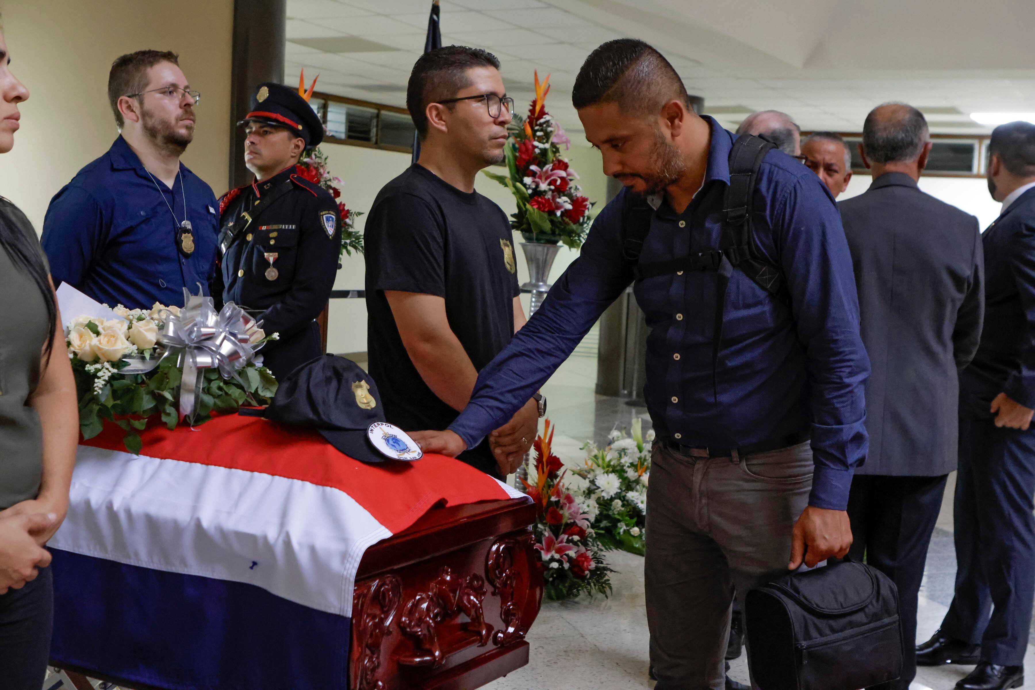 05/10/2023. OIJ, San José. Hora: 04:30:00 p.m. Guardia de honor para el oficial del Organismo de Investigación Judicial (OIJ), Jeyner Gómez, quien murió en cumplimiento del deber la noche del miércoles. En la foto, compañeros del fallecido. Fotos: Mayela López