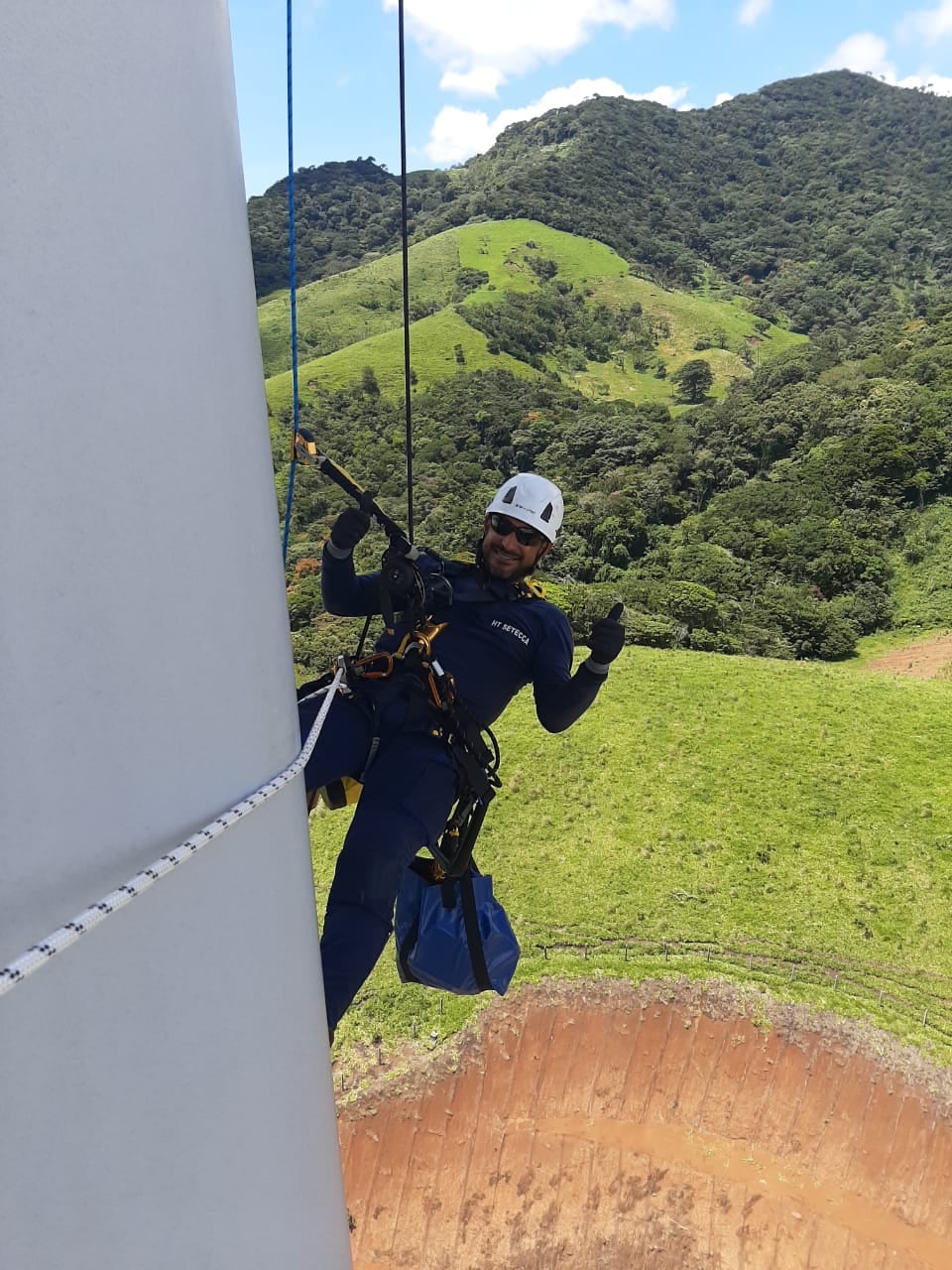 Félix Cabezas Ordoñez y Mauro Masis Solís, son técnicos que reparan y les dan mantenimiento a las torres eólicas propiedad de Coopeguanacaste y lo suyo es encaramarse hasta el puro cucurucho de esas torres cada vez que se necesita