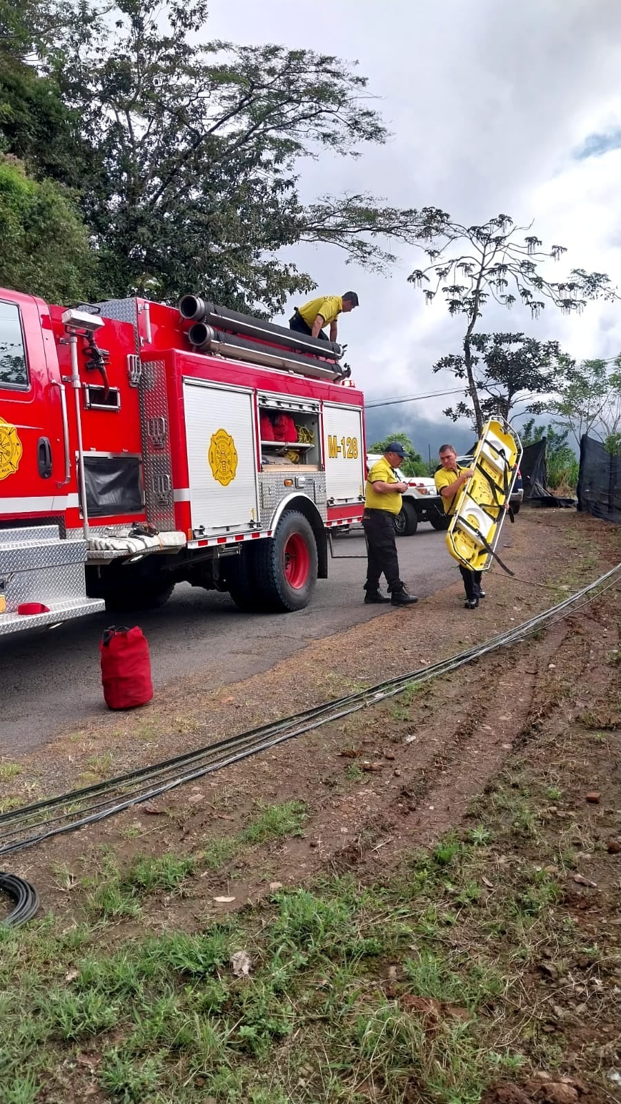 Cuatro personas sufrieron fuertes golpes al caer a un guindo de aproximadamente 30 metros en Mercedes sur de Puriscal. Foto: Tomadas de CN2 Noticias