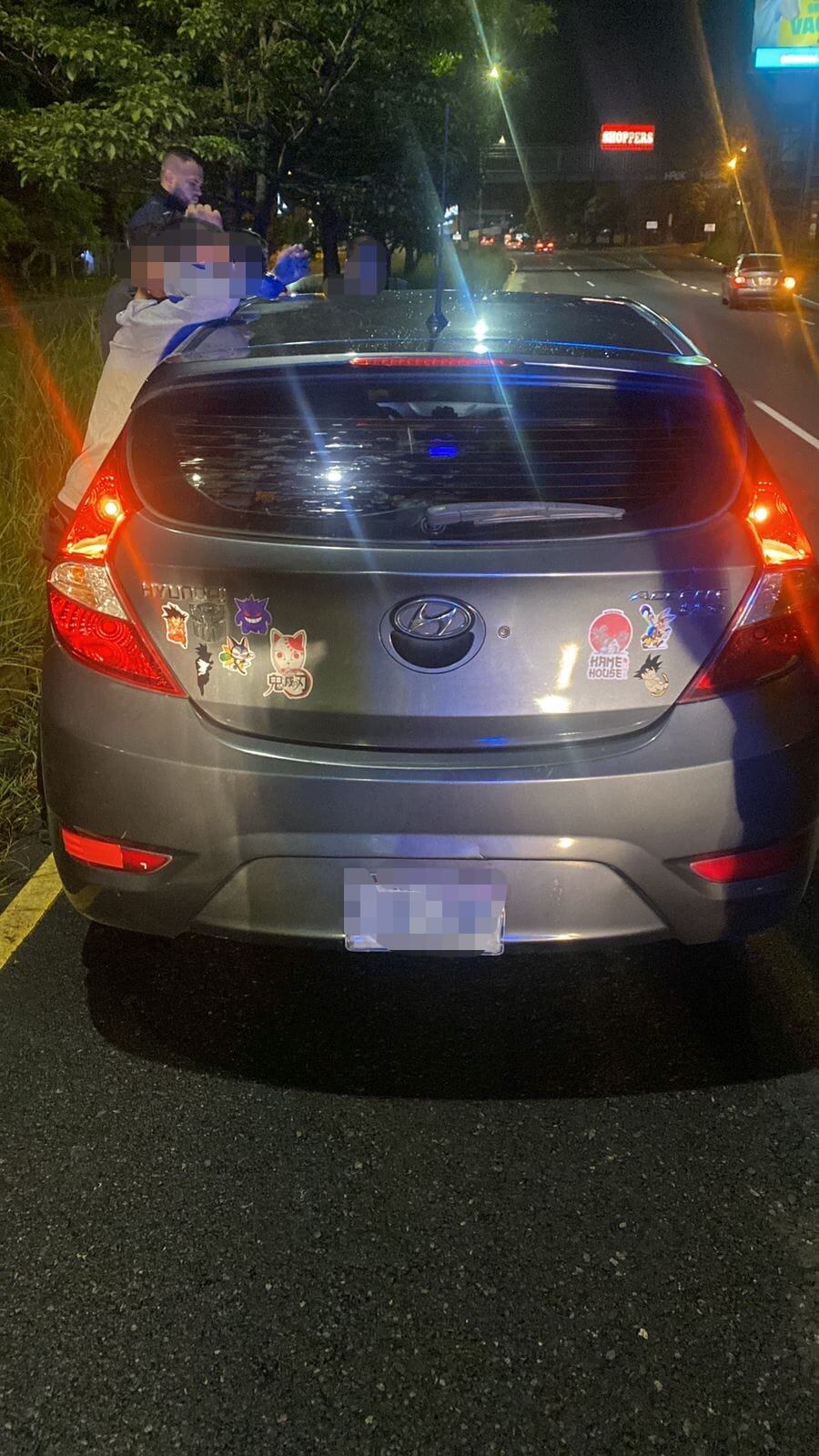 Los tres menores y la mujer se hicieron pasar por clientes para así robar el carro. Foto MSP.