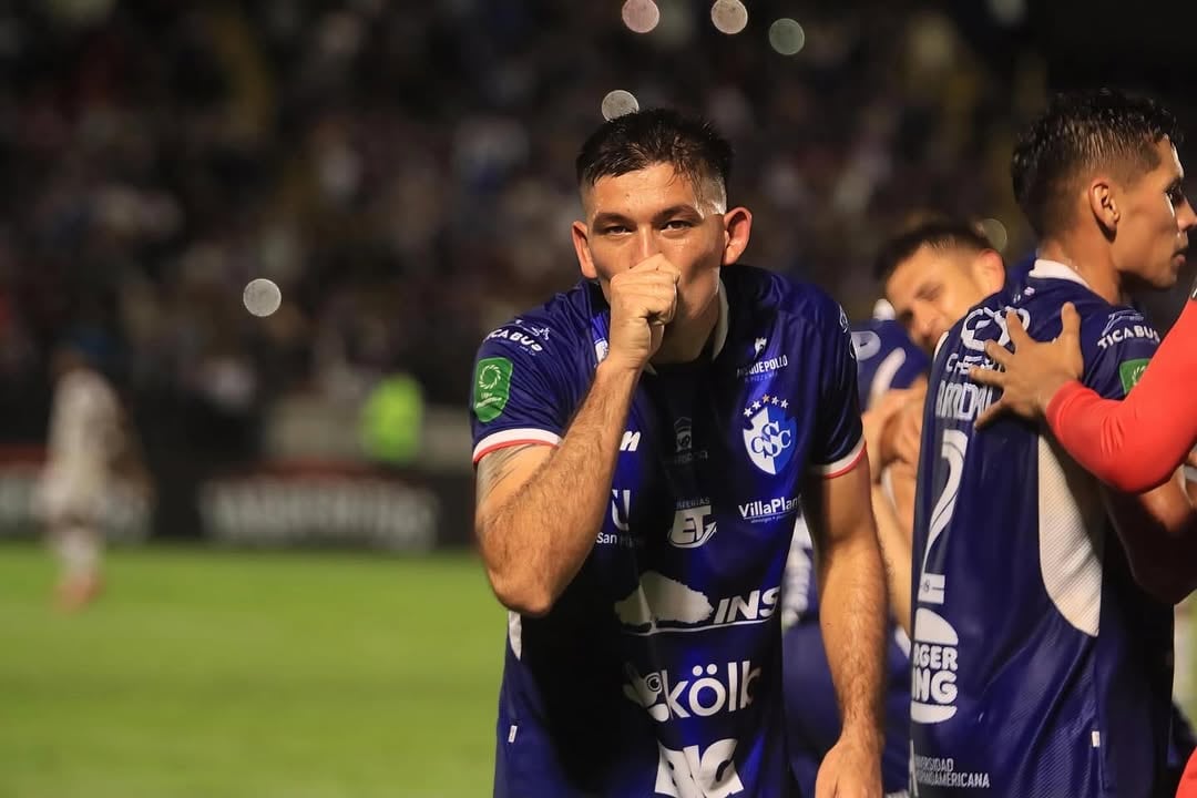El volante del Cartaginés Douglas López quedará fuera de las canchas por 3 meses, debido a su lesión en la rodilla izquierda. Instagram Douglas López.