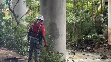 Cruzrojistas hallan huesos mientras buscaban a mujer que fue arrastrada por un río