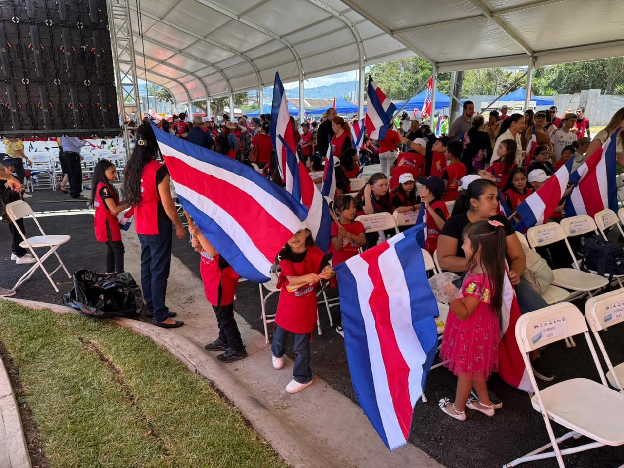 En medio de una tremenda fiesta para Dios el padre Sergio Valverde, de Obras del Espíritu Santo, oficialmente, transformó uno de sus más grandes sueños en una total realidad al inaugurar el primer edificio de los Albergues Juveniles de la Alegría “Torres Espíritu Santo”.