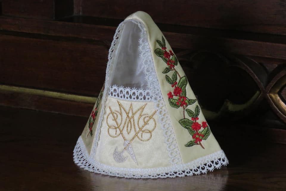 Cinco fueron los vestiditos finalistas que eligió la diócesis de Pérez Zeledón para que uno de esos vista a La negrita el 2 de agosto del 2022