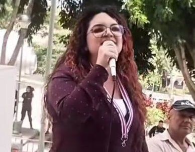 Yendry Quirós, activista chavista, sosteniendo un micrófono durante un mitin público. Rechazó una conciliación en un proceso judicial por amenazas contra el diputado Ariel Robles del Frente Amplio.