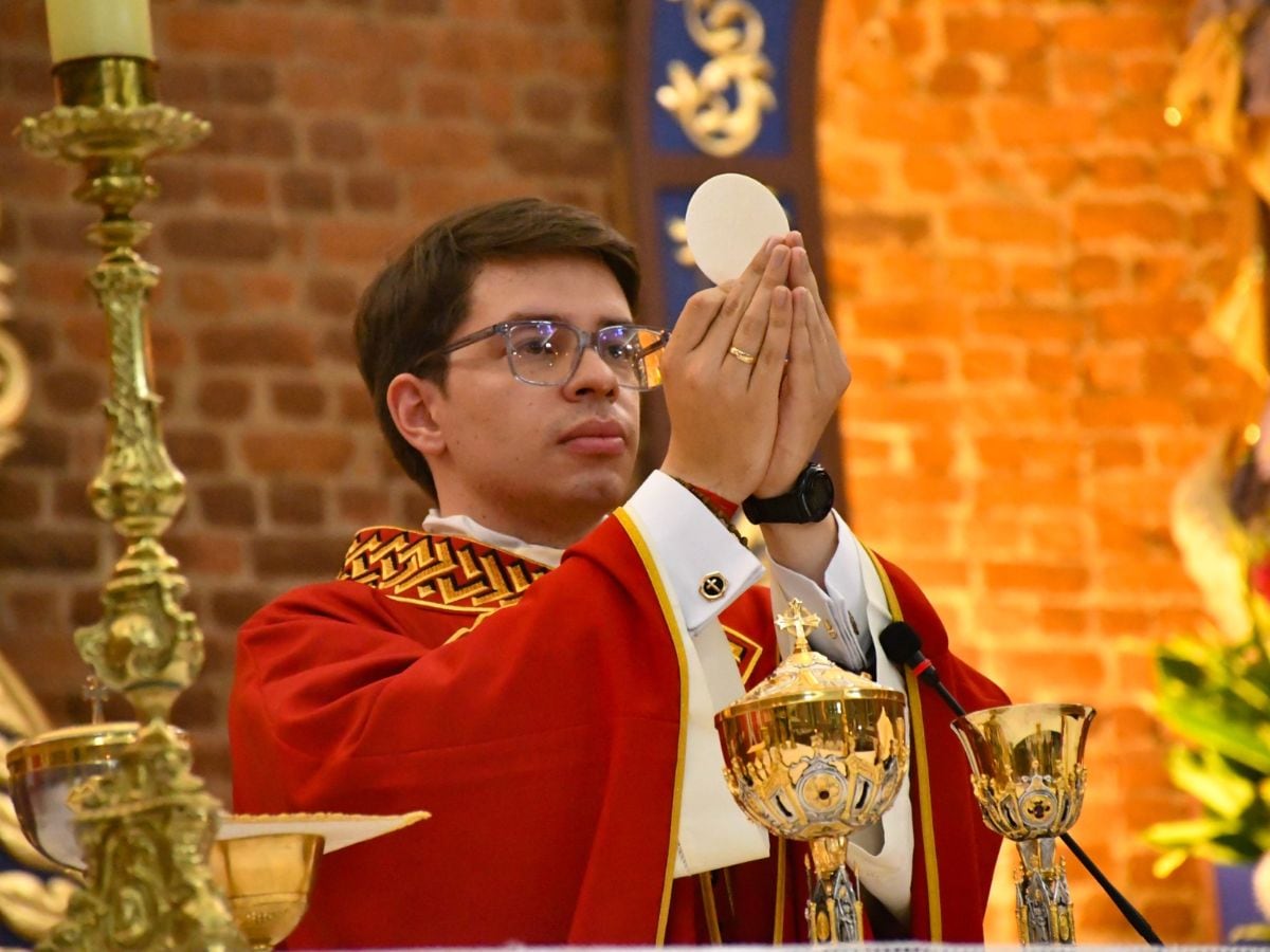 Juan Manuel Arias podrá ser el sacerdote más joven del país, pero su resiliencia ya fue puesta a prueba de la peor manera posible.