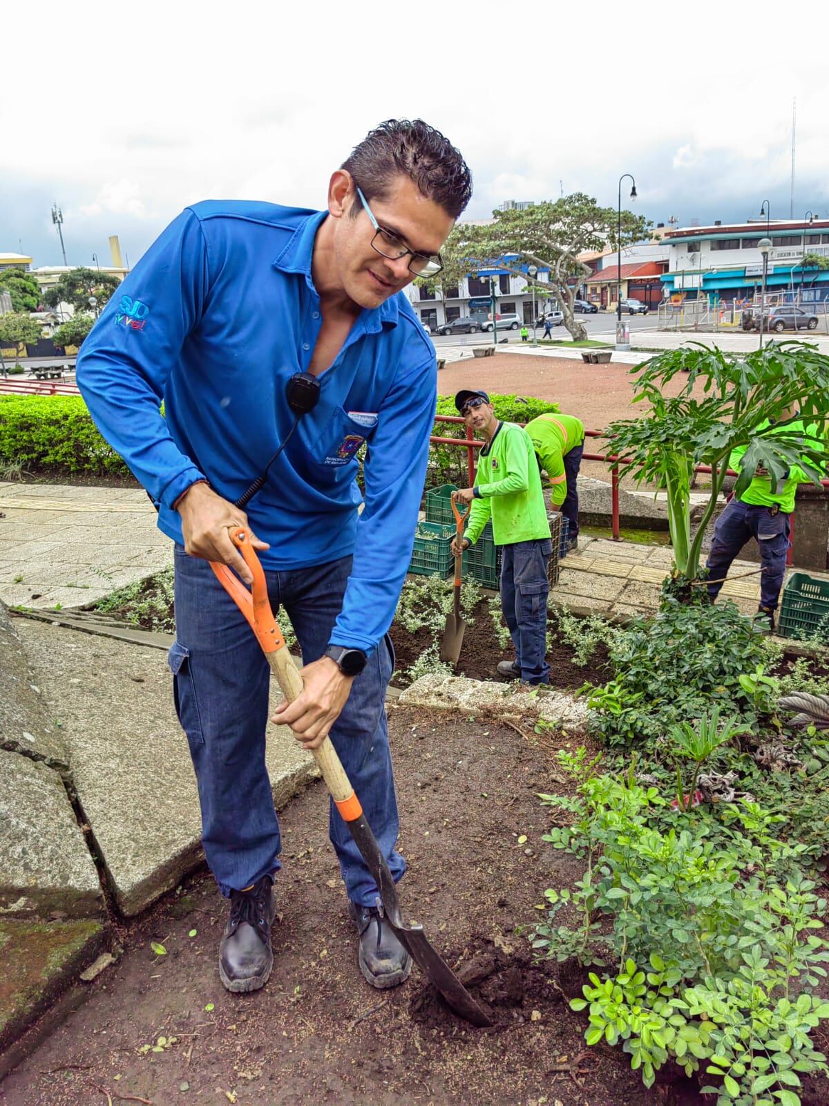 La Plaza de la Democracia recibió una muy buena maquillada a partir del 5 de mayo del 2022 para el traspaso de poderes del 8 de mayo cuando Rodrigo Chaves Robles reciba la banda presidencia de Carlos Alvarado. En la foto, Javier Cisneros Gutiérrez.