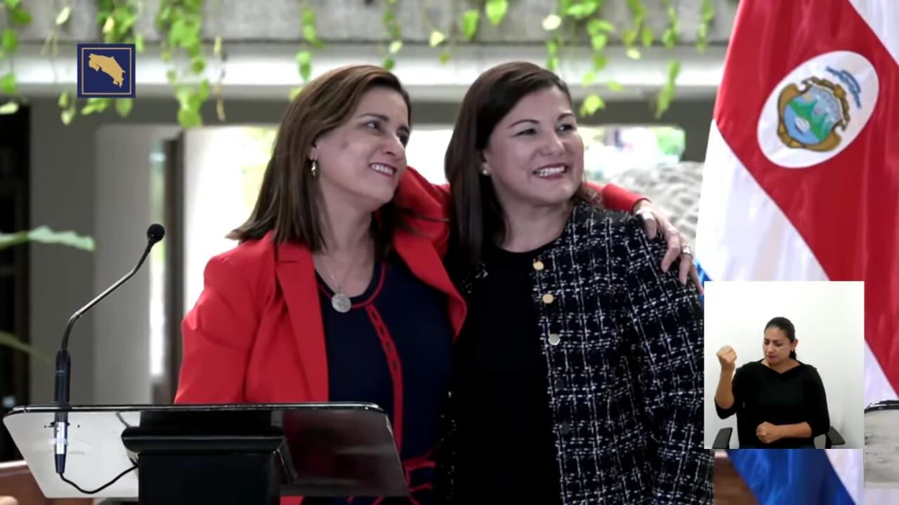 La hasta ahora presidente suspendida de la CCSS, Marta Eugenia Esquivel, abraza a la nueva jerarca de esa institución, Mónica Taylor.