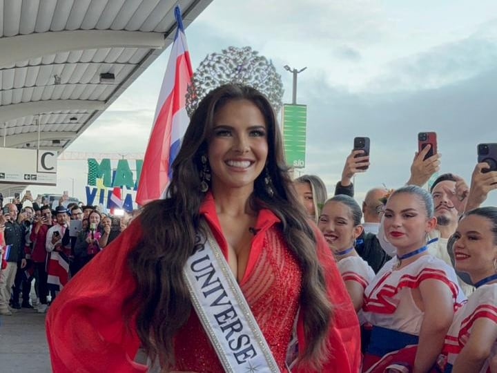 Mahyla Roth se vistió de rojo y la acompañaron los costarricenses en el Aeropuerto Juan Santamaría donde desfiló y hasta practicó su presentación.