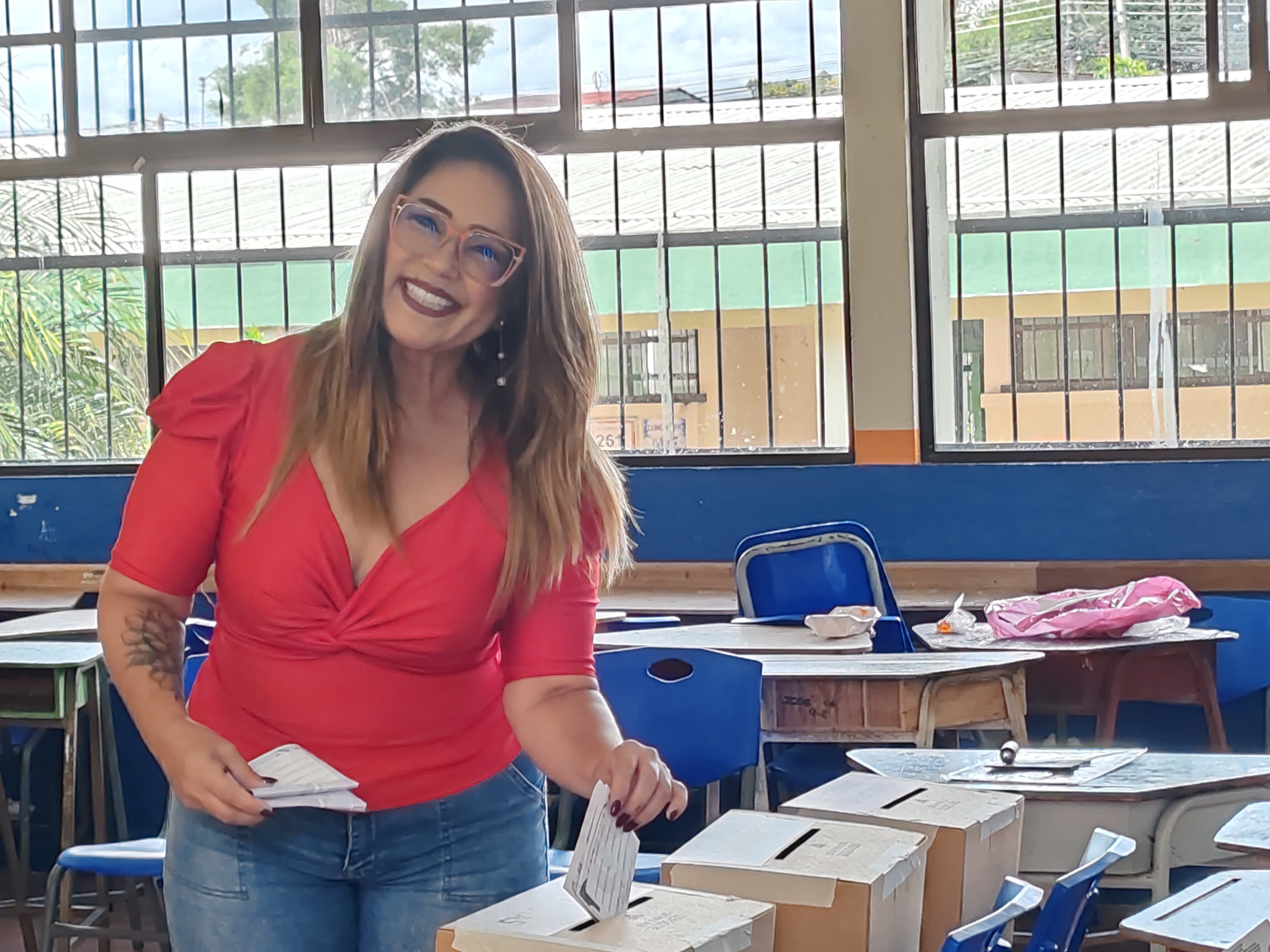 Maureen Salguero, la Tía, ejerciendo su voto en las Elecciones Municipales 2024 en el que figura como candidata a la vicealcaldía de San José.