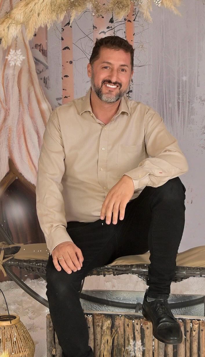 Mariano García Cerna, fotógrafo profesional dueño del estudio fotográfico Tony, un estudio que tiene 40 años, nos confirma que las fotos familares con perros y gatos aumentaron después de la pandemia