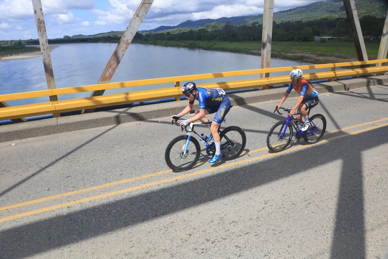 El irlandés Cormac McGeough, del Canels de México, y el costarricense Joseph Ramírez, del CMS Prefabricados San Carlos, al paso por el puente del Río Grande de Térraba en Palmar Norte en la Vuelta a Costa Rica 2024.