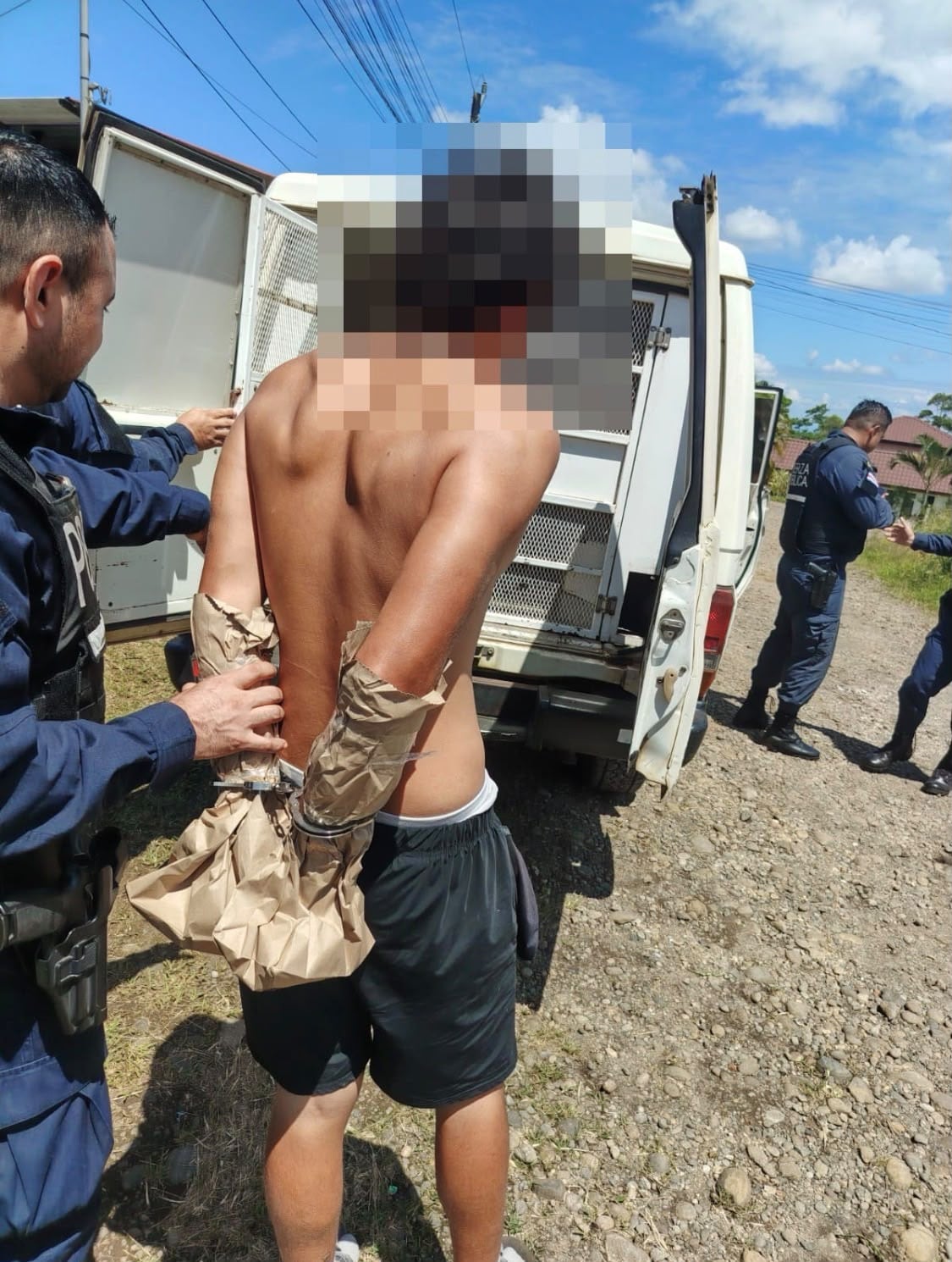Los sospechosos habrían llegado en dos motocicletas, disparado contra el trabajador y luego huido. Foto: MSP